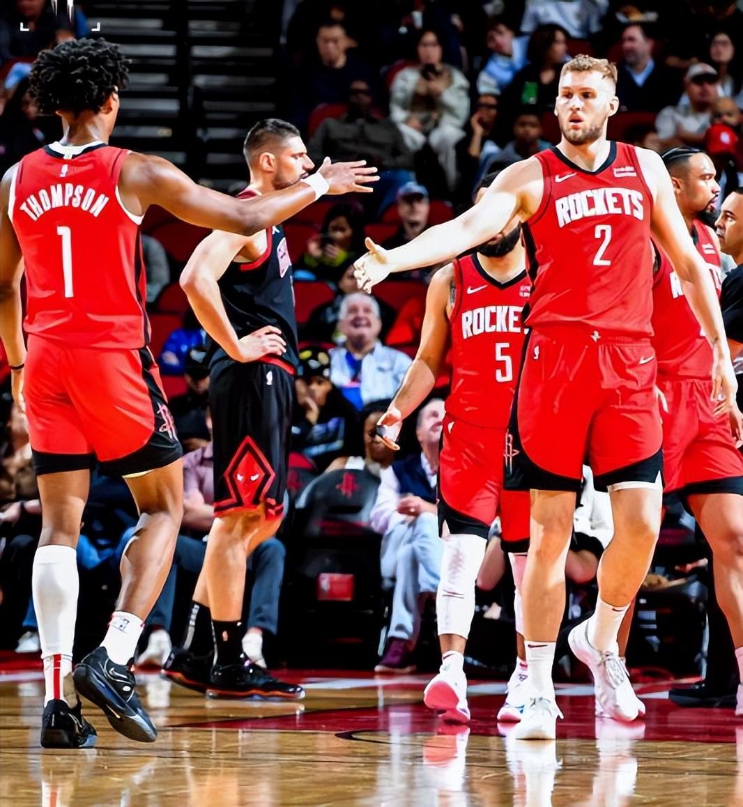 包含集结日体能课后，休斯敦火箭完成体检备战德国杯，气氛紧张，赛程密集仍需轮换的词条